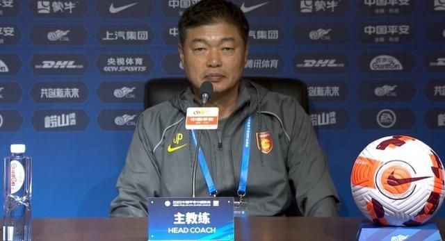 叶辰一阵汗颜，赶紧岔开话题问她：对了囡囡，你什么时候去海外？顾秋怡见他转移话题，也没再继续咄咄逼人，便顺着他的话说道：下个月初开始，先去加拿大，温哥华、蒙特利尔、多伦多以及渥太华都各有一场，然后从加拿大向南去美国，第一站是纽约，然后从东海岸开始往西，芝加哥、休斯顿，再到西海岸的洛杉矶和旧金山，可能要在北美巡回一个月左右，结束之后再去欧洲。